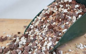 موارد تاریخی و استفادههای جالب پوکه معدنی در گذشته عبارتند از: